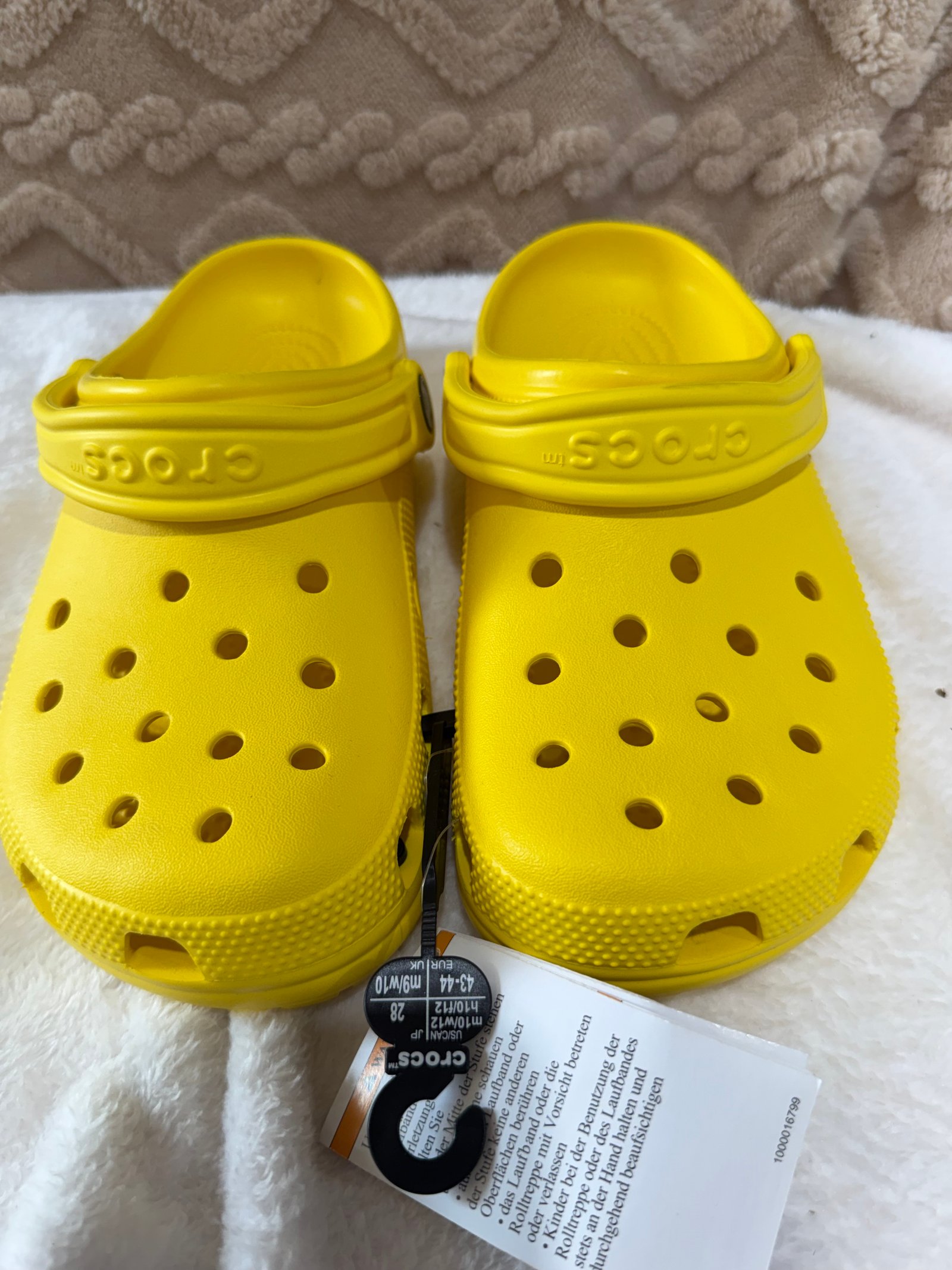 Crocs Classic Clog – Yellow – Men’s 6 / Women’s 8